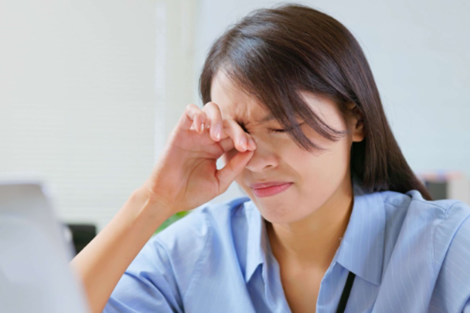 What Causes Dry Eyes With Contacts and How to Prevent Them Naturally