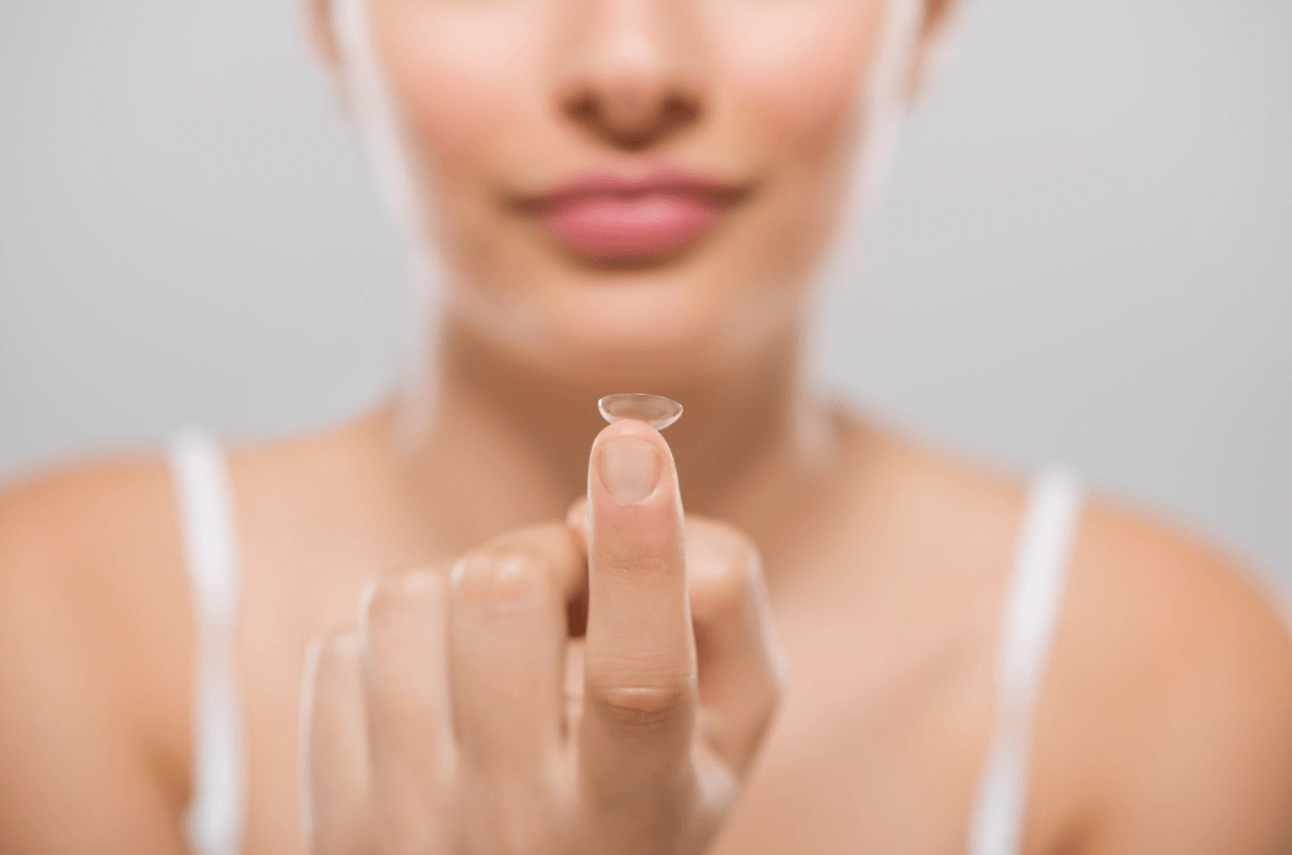 How to Put in and Take Out Contact Lenses from Your Eyes Safely
